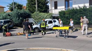 Busto Garolfo, tir perde il controllo alla rotonda e travolge le auto in transito: donna incastrata tra le lamiere