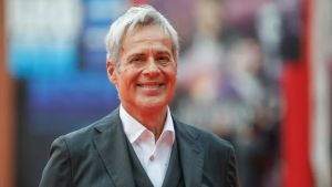 Claudio Baglioni, rinviato al 2027 il tour “La vita è adesso”: polmonite acuta, stop di 90 giorni