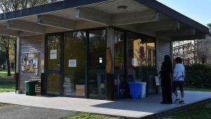 Il chiosco chiuso al parco delle Caprette: c’è un’offerta per la gestione