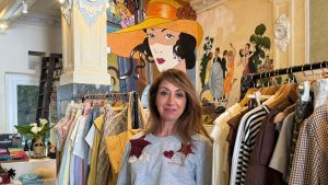 Jacaranda Sanz, la diseñadora que rejuvenece en Luarca la ropa antigua y ha descubierto la cazadora vaqueira: 