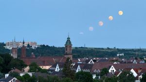 Als der Vollmond hinter der Benediktinerkirche aufging: Beeindruckende Aufnahme aus Villingen