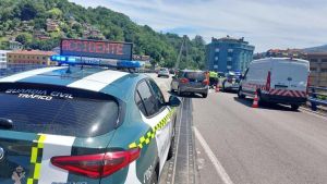 Susto en el Corredor del Nalón, al colisionar tres vehículos en el puente atirantado de Sama