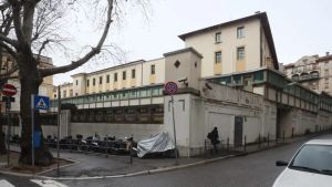 Tensioni all’interno del carcere di Trieste: proteste con incendi, danni e urla