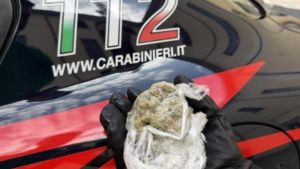 «Mio marito è scappato», arrivano i carabinieri e trovano una palla di marijuana in casa