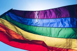INCIDENT U CENTRU ZAGREBA: Žena skidala LGBT zastave, prolaznik pokušao da je zaustavi