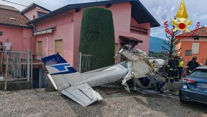 Ultraleggero si schianta vicino le case: morto un 26enne, gravissimo l’amico 19enne