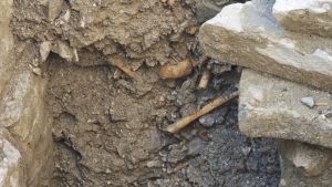Emersi resti umani a San Giusto durante gli scavi sulla rete idrica