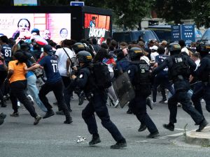 Violences après la victoire du PSG : comment une victoire sportive devient une défaite de l’ordre républicain