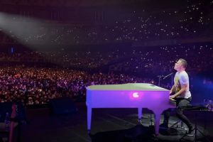 Freddie Mercury soundalike gets 10,000 people to spontaneously sing Queen’s ‘Love of My Life’
