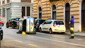 Auto si cappotta in via dell’Istria a Trieste, conducente a Cattinara