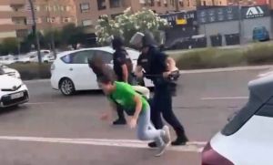 Quan un policia pega així a una mestra no és qüestió d'investigar sinó de detenir-lo