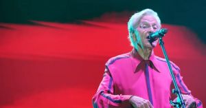 Caetano Veloso diz que debate sobre sexualidade passou do limite
