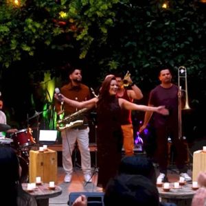 Chinela Voadora transforma brasilidade urbana no 'Ao Vivo na Chacrinha'