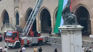 La festa della Repubblica. Il tricolore avvolge la piazza. Al ‘Galli’ il violino di Mecozzi