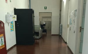 Livorno, scassina la macchinetta del caffè di notte e allaga la scuola