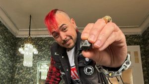 El luarqués Geni Rico vive jugando: es uno de los pocos directores de juegos de rol profesional que hay en España