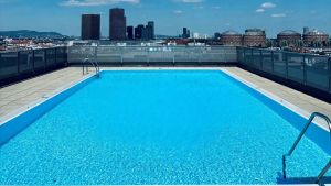 Mit Anlauf in einen Swimmingpool springen