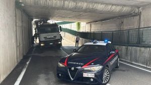 Betoniera incastrata nel sottopasso: treni bloccati e ritardi fino a 80 minuti