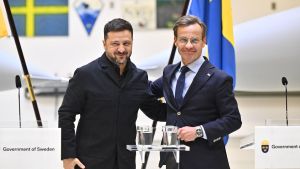”Lägg de 25 miljarderna i Gripenuppgörelsen utanför ramen eller höj den – helst både och.”
