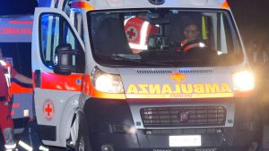 Tragedia a Roccafranca, sale sul cofano dell’auto di un amico e cade: morto 23enne
