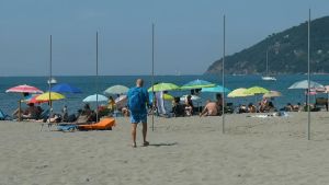 Marinella come una spiaggia anni ‘60. Ombrelloni e sdraio portati da casa
