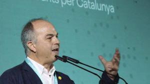 Junts pide a Feijóo que vaya a Waterloo a explicar su moción de censura instrumental a Puigdemont