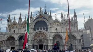 L'alzabandiera in Piazza San Marco per la festa della Repubblica: il video