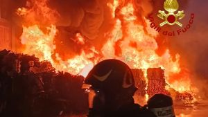 Colonna di fumo nero visibile da chilometri di distanza: a fuoco impianto di smaltimento rifiuti. I sindaci: “Finestre chiuse”