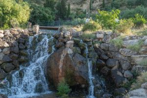 Cuando junio trae terral y calor, el Río Guaro refresca a Periana con su rumor.