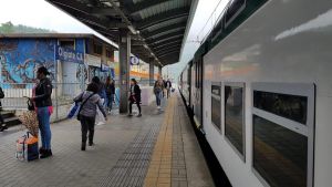 Paura nella stazione di Olgiate Molgora, ragazzo armato di spranga terrorizza i pendolari in attesa