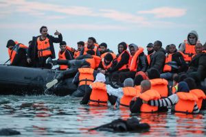 « Un recul historique pour les droits fondamentaux des personnes exilées » : l’UE donne son feu vert pour enfermer les exilés dans des centres à l’étranger