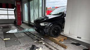 Da geht‘s nicht rein! Mann kracht mit Mercedes-SUV ins Schaufenster einer Waschanlage
