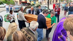 Colunga despide con dolor al ganadero muerto al caer al río con su segadora: 