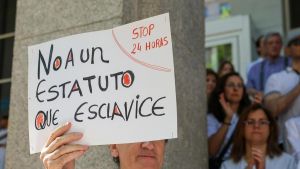 El Gobierno aprueba el nuevo Estatuto Marco de los sanitarios y los médicos amenazan con redoblar la huelga tras el verano