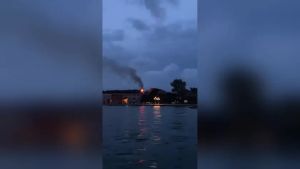Fiamme in un’abitazione a Castello, si alza una colonna di fumo nero