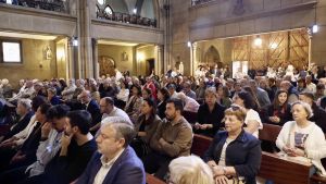 Una abarrotada iglesia de La Asunción despide a Ángela Corbato, la gijonesa fallecida en un accidente de tráfico en Palencia: 