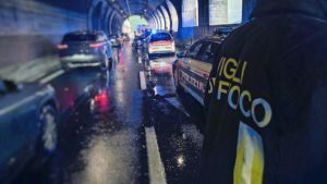 Abbadia Lariana, incidente nella galleria della Statale 36: cinque feriti e traffico in tilt in direzione di Milano