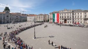 Alzabandiera, inno e onorificenze: la festa del 2 giugno tra gli applausi a Trieste
