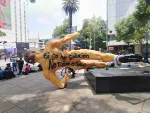 ¿Peligra el arranque del Mundial? Manifestantes vandalizan figuras mundialistas en México