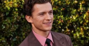 Tom Holland expõe sua luta contra o álcool: ‘esvaziava o frigobar’