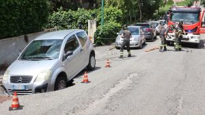 Paura ai Cappuccini: si apre una voragine, auto finisce dentro