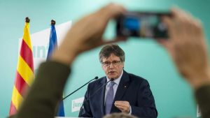 Y cuando despertó, Puigdemont seguía ahí