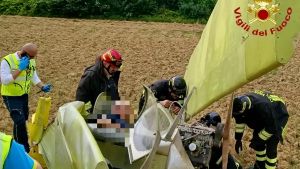 Precipita col biplano. Si schianta nel campo a pochi passi dalla Fipili