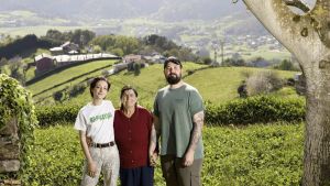 Isabel Cadenas y Alfredo Gómez dejaron Vallecas para dirigir una agencia de viajes de alta gama desde una braña asturiana con vistas al mar y a la montaña