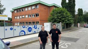 Dos mellizos con autismo no pueden ir al colegio de al lado de su casa en Lugones por la falta de un auxiliar, denuncian sus padres: 