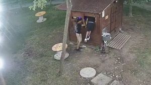 Baby vandali al chiosco, devastato nella notte il capanno sull’Ostiglia