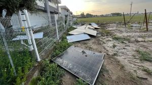 Pannello sradicato dal vento squarcia il tettuccio: miracolate mamma e figlia nell’auto