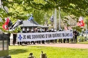 Libre opinion | Le silence politique de la banderole raciste