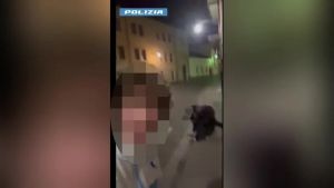Pestano un uomo per strada e diffondono il video su Whatsapp: nel branco anche il figlio di un assessore comunale