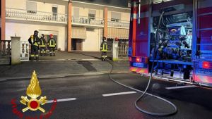 Fiamme nel magazzino di elettrodomestici a Mareno, tre persone in ospedale